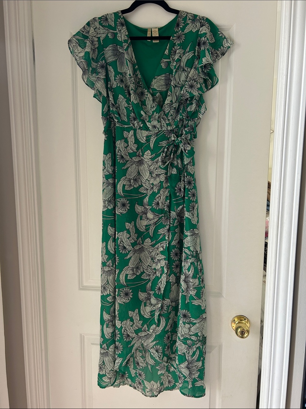 Gorgeous Green Floral Maxi Dress with Ruffle sleeves – size M